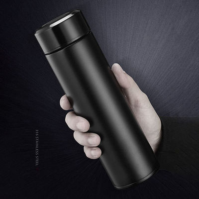 Modello di design contemporaneo Isolata bottiglia filtro dell'acqua in acciaio inossidabile per bevande
