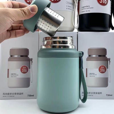 Logo personalizzato Bottiglia d'acqua portatile in metallo per il caffè e l'acqua a ghiaccio isolato