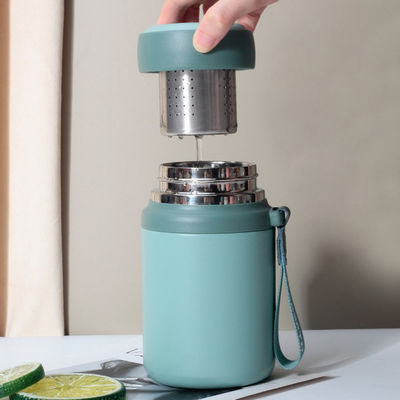 Logo personalizzato Bottiglia d'acqua portatile in metallo per il caffè e l'acqua a ghiaccio isolato