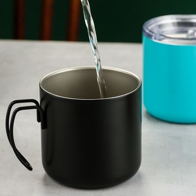 Migliora la tua collezione di bottiglie d'acqua con questa bottiglia in acciaio inossidabile minimalista