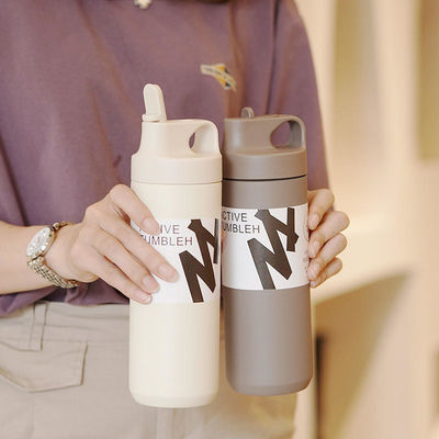 Bottiglia d'acqua a vuoto a doppia parete di 550 ml di capacità Bottiglie sportive isolate con manico