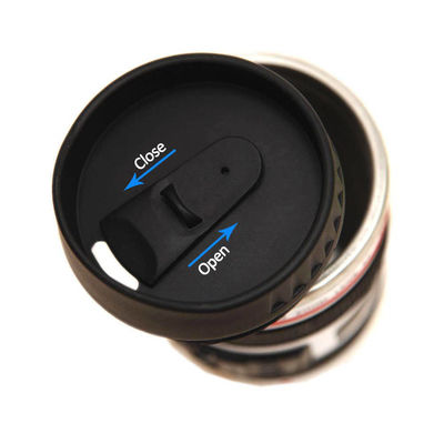 Fotografi di viaggio Tumbler Camera Lens Tazza di caffè con disegno isolato e agitazione
