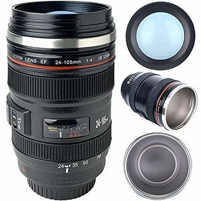 Fotografi di viaggio Tumbler Camera Lens Tazza di caffè con disegno isolato e agitazione