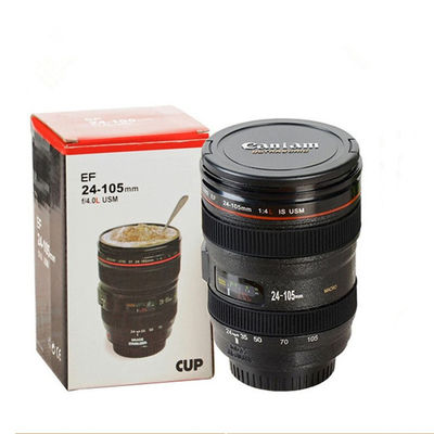 Fotografi di viaggio Tumbler Camera Lens Tazza di caffè con disegno isolato e agitazione