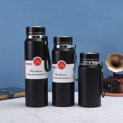 Bottine di acqua potabile a vuoto isolate Bottine di acqua potabile a taglio personalizzato