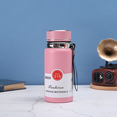 Bottine di acqua potabile a vuoto isolate Bottine di acqua potabile a taglio personalizzato