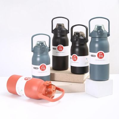 Bottiglia d'acqua esterna con maniglia portatile e copertura rimbalzante accetta colori personalizzati